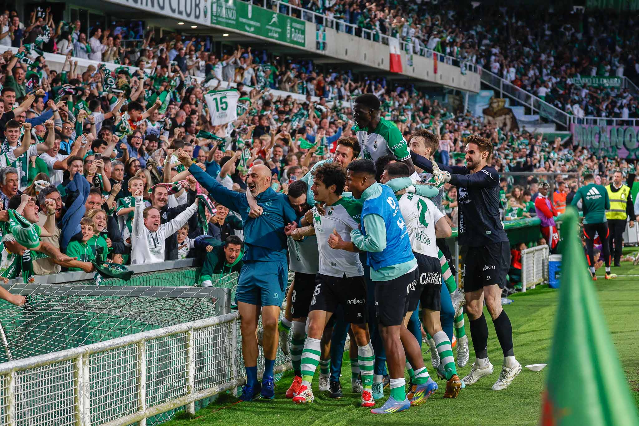 Piña de celebración del gol de Sangalli, que certificaba la victoria y el play off