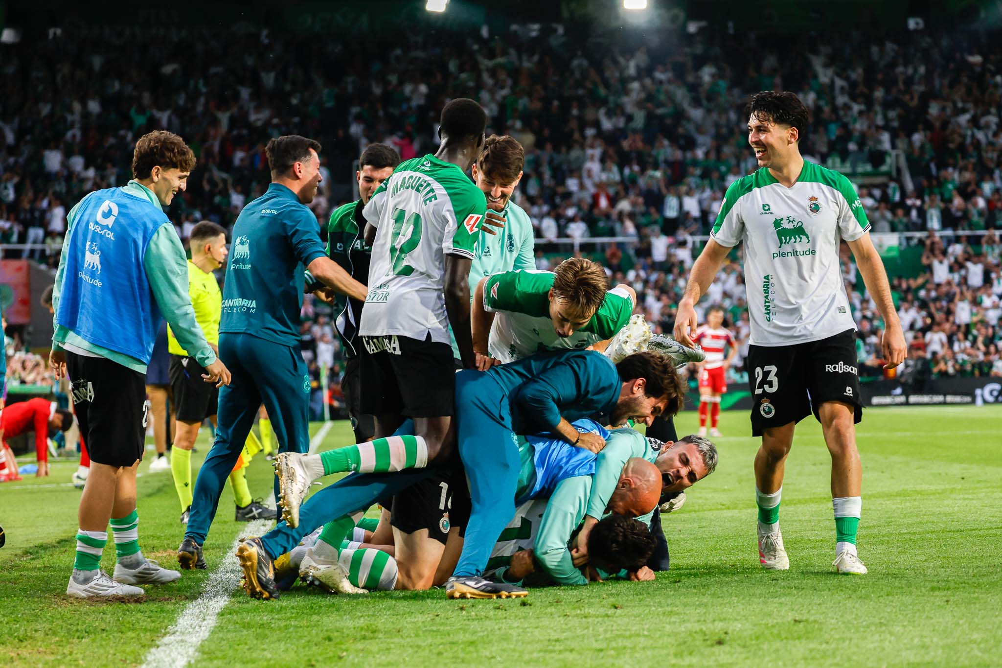 Jugadores y miembros del cuerpo técnico hacen piña tras el gol de Sangalli
