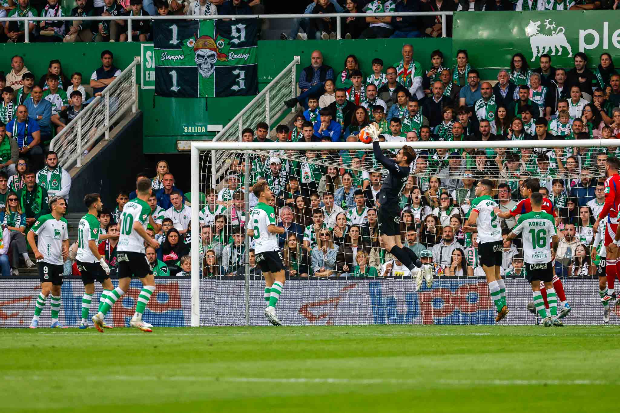 Ezkieta vuela por alto para atajar el balón.