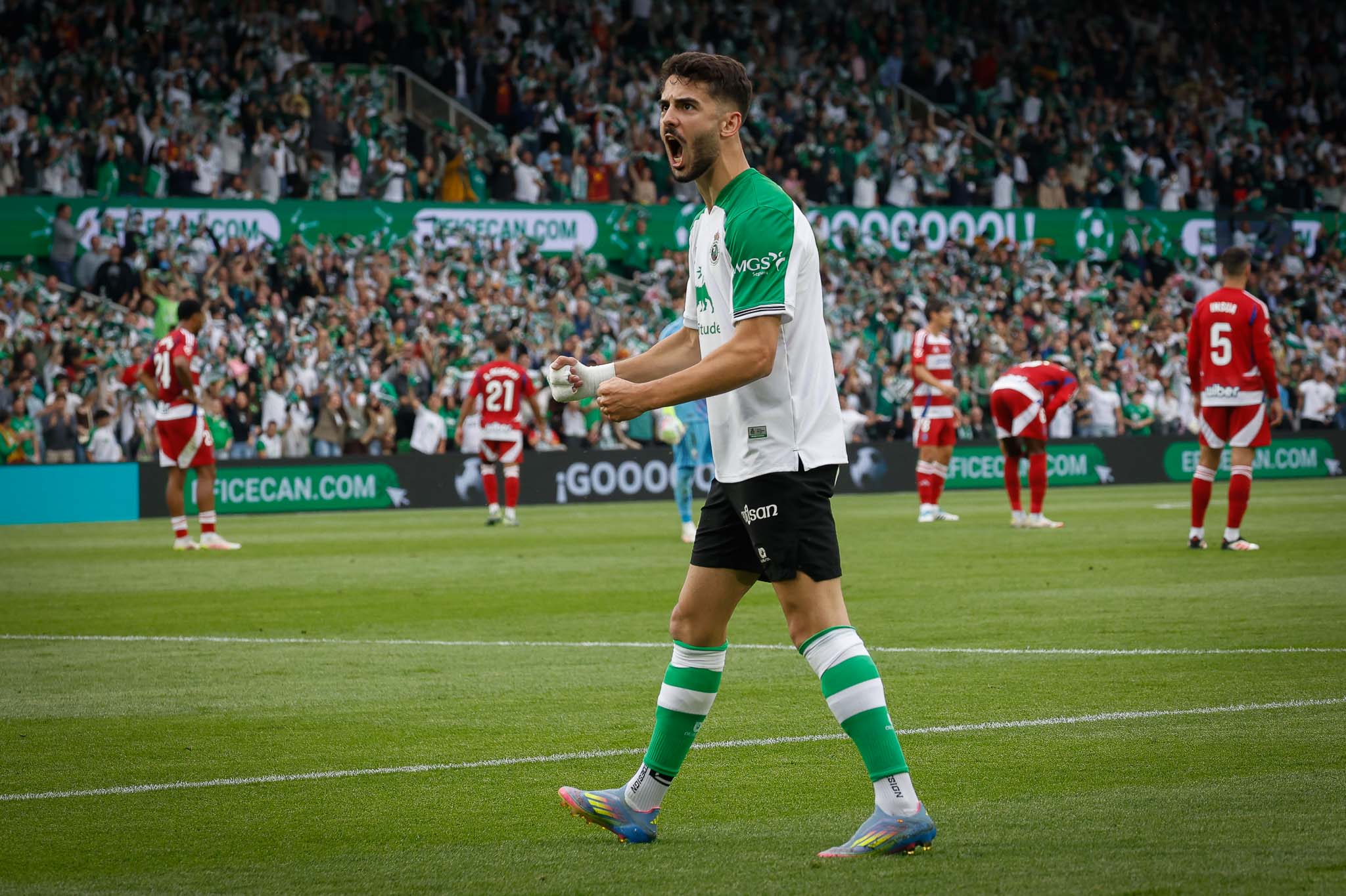 Andrés Martín celebra el primer gol del Racing, obra de Arana tras un pase suyo.