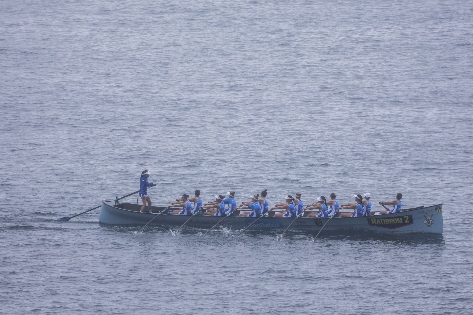 Astillero femenina, en plena boga hacia la línea de meta.