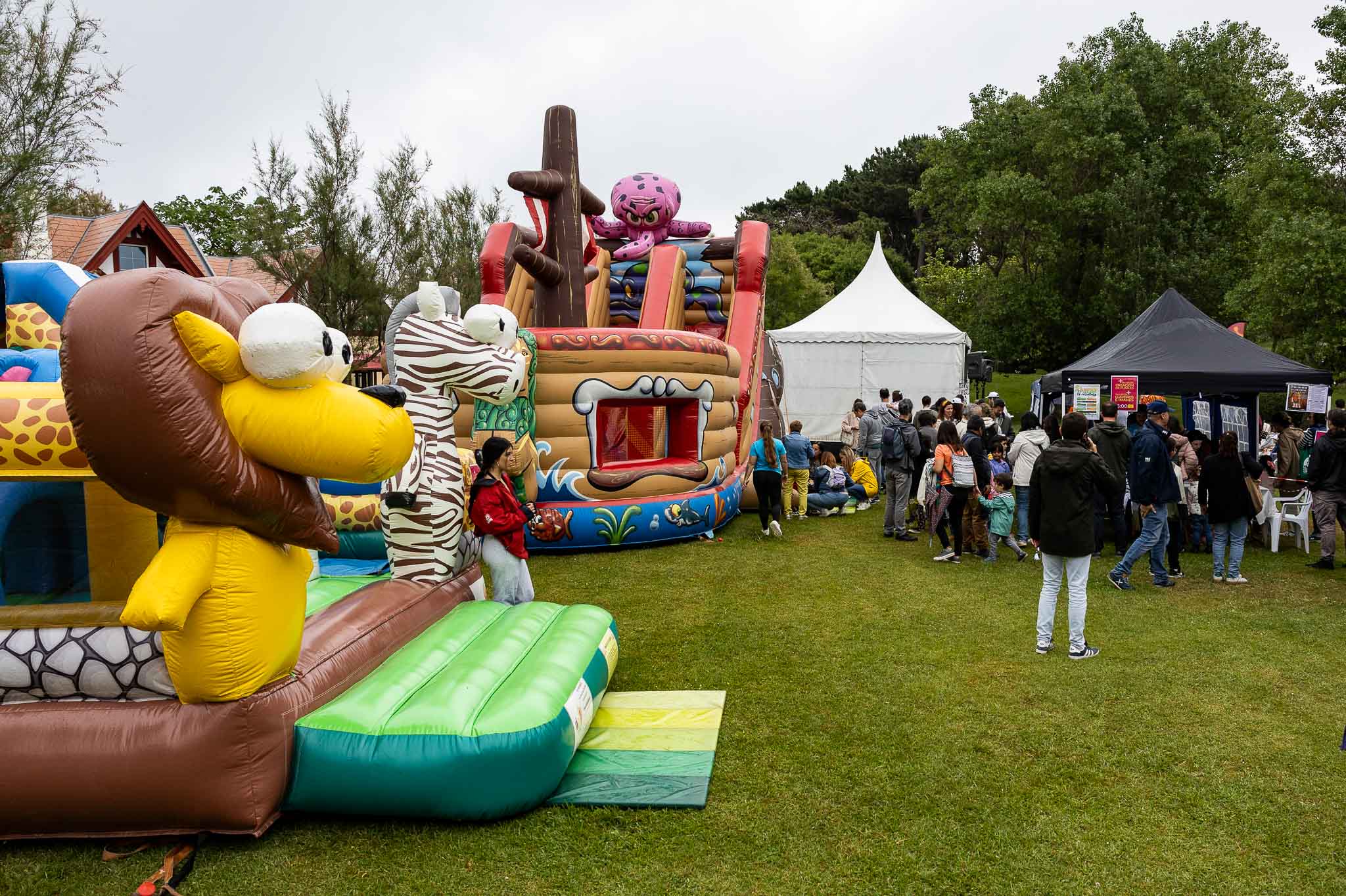 La campa de La Magdalena contó con hinchables para que disfrutasen los más pequeños.