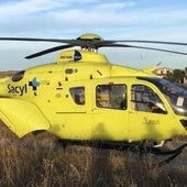 Debido a la zona de difícil acceso donde ha quedado el coche, ha tenido que intervenir el helicóptero de rescate.