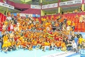 Aficionados, plantilla, cuerpo técnico y directiva del Bathco posan en Huerta del Rey tras la clasificación europea.