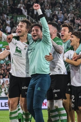 Alegría desbordada de los futbolistas del Racing tras vencer el domingo al Granada.