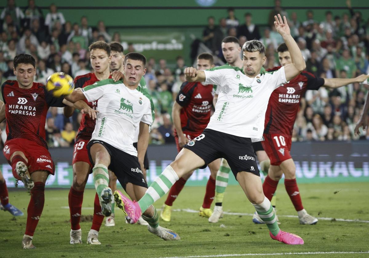 Karrikaburu y Arana buscan un remate en el partido de la primera vuelta, en Santander.