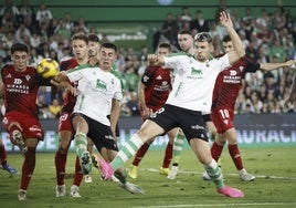 Karrikaburu y Arana buscan un remate en el partido de la primera vuelta, en Santander.