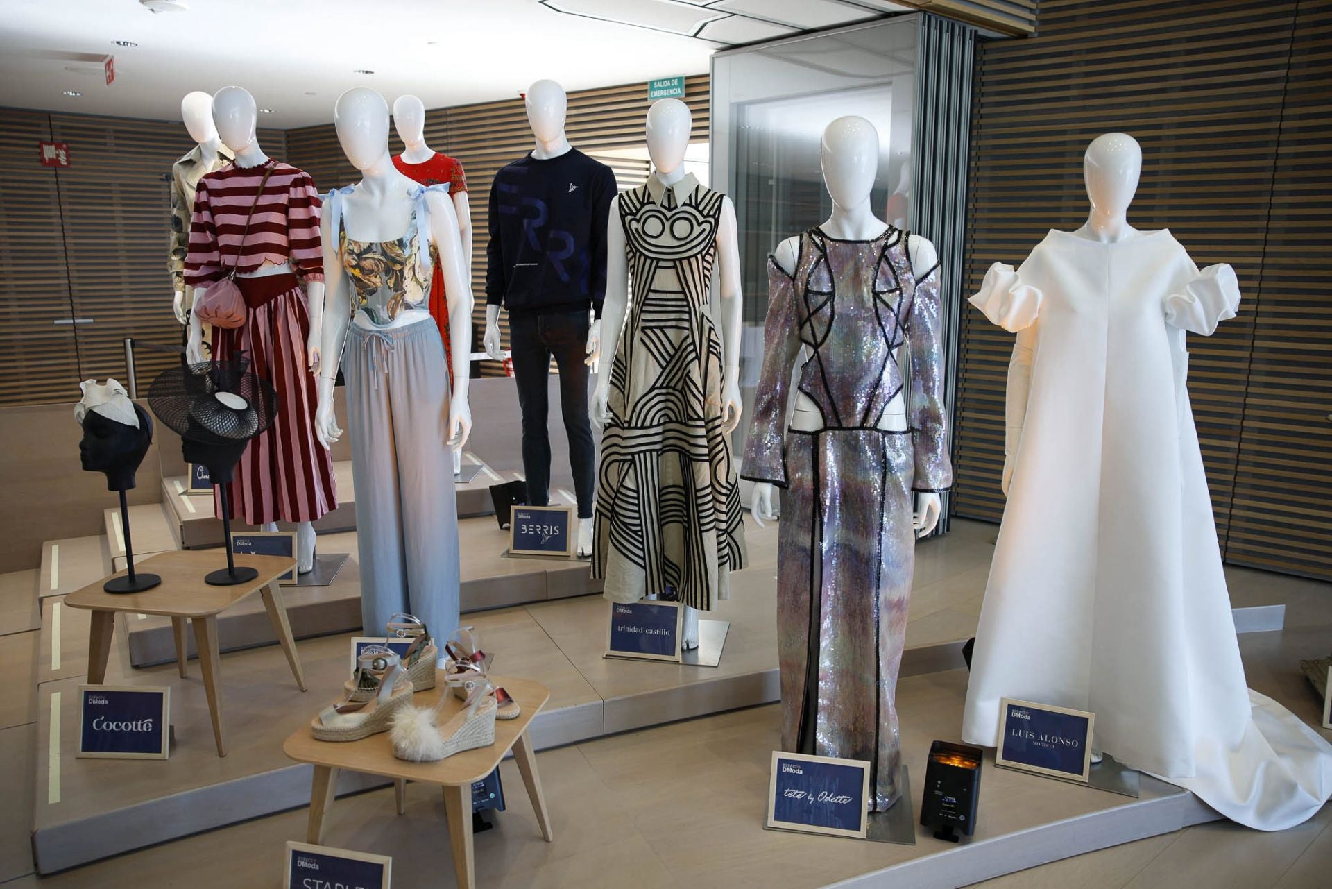 En el Auditorio del Centro Botín 'creció' un bosque de maniquíes en el que podía verse los diseños de varios de los ponentes participantes.