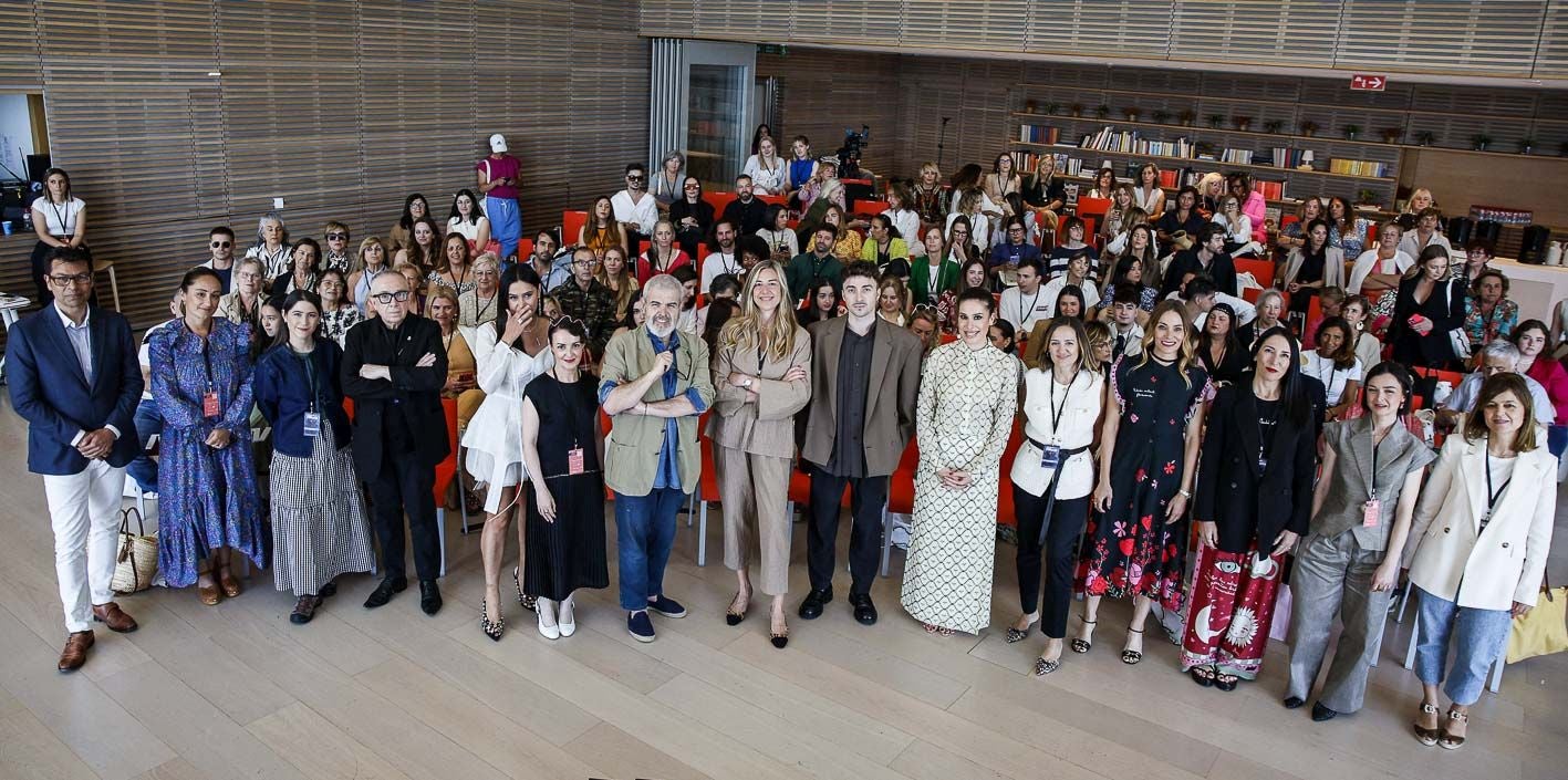 De izquierda a derecha, todos los participantes en la primera edición de Espacio DModa: Carlos Daza, de Berris; Isabel Riego López, de Street Style Global; Irene Sánchez, de Corsets Cafuné; el modista Luis Alonso; Odette Álvarez, de Teté by Odette; Marián Pacheco, de Cocotte; el modista Lorenzo Caprile; Paula Martínez, de La Folie; el director creativo de Zé García, José María de Aurora García; la periodista de El Diario Vasco y directora de San Sebastián Moda Festival y Gipuzkoa de Moda, Laura Chamorro; Pilar Lobato, de Joyas Antiguas Sardinero; Aurora y Anabel Ortiz, de Anabel Lee; la diseñadora Trinidad Castillo; y Patricia Rosales, de Starlei.
