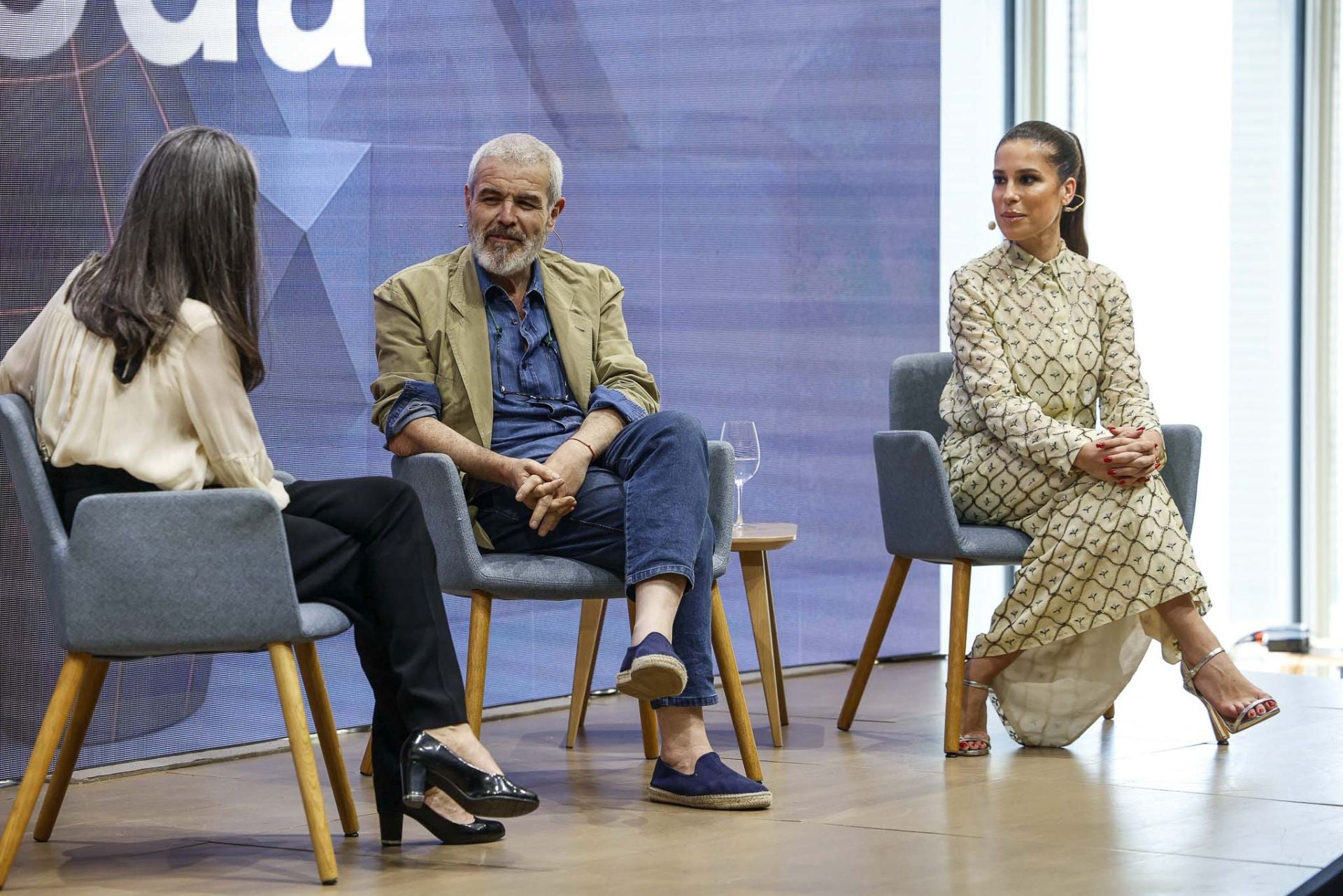 Participar en Espacio DModa fue muy especial para Lorenzo Caprile. Cantabria forma parte de su historia: su familia veranea en Laredo desde los años cuarenta y su abuelo, Emilio Caprile Poloni, da nombre a una avenida de la villa pejina. En el Centro Botín, el modista recordó esos veranos, su amor por la costura y una carrera que comenzó con «una gamberrada» que terminó vistiéndolo de éxito. Íntimo, honesto y divertido, habló de Grace Kelly, la infanta Cristina, la soledad creativa y su necesidad de mirar a los ojos. También confesó no llevarse bien con las tecnologías: «No tengo internet en el móvil ni wasap. Se vive muy tranquilo así».