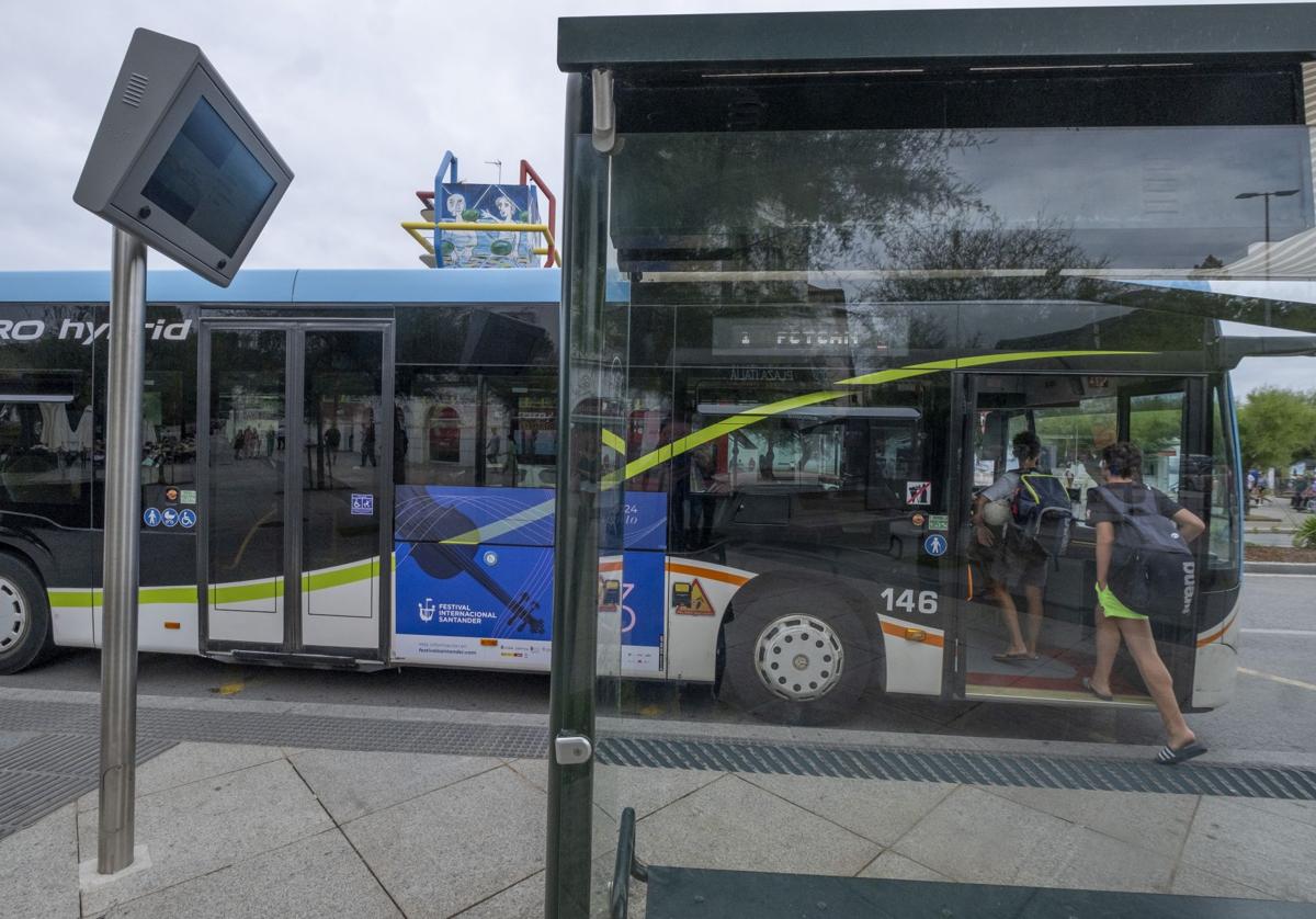 En la actualidad, hay 128 paradas de autobús que carecen de marquesina.