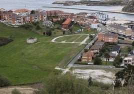 Vista general de la zona de La Bárcena, con el aparcamiento al fondo.