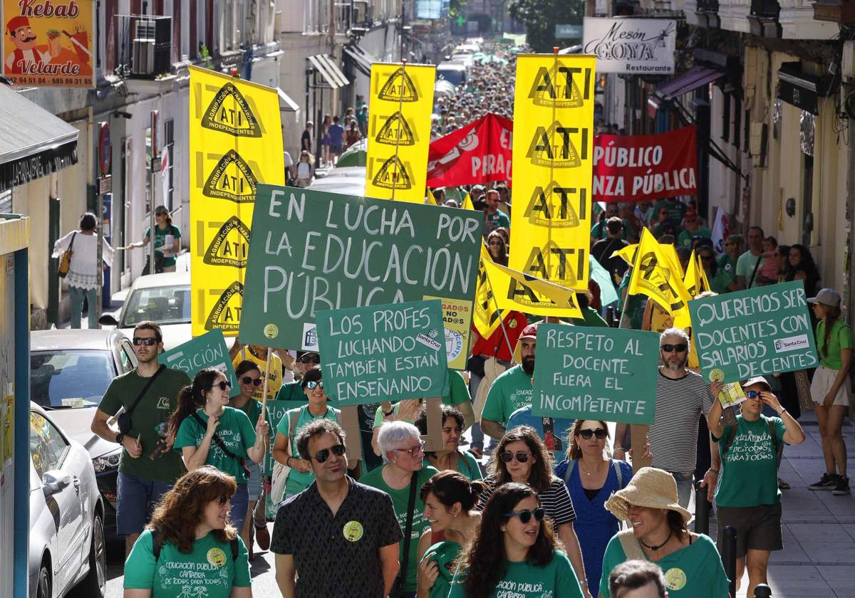 Manifestación de los docentes por la calle Daoiz y Velarde, Paseo de Pereda y plaza de Alfonso XIII.