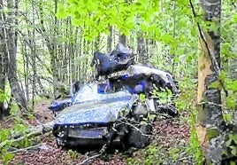 Estado en el que quedó el coche después de caer por un talud de 200 metros