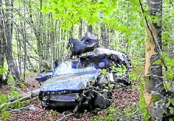 Estado en el que quedó el coche después de caer por un talud de 200 metros