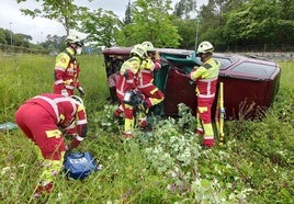Los bomberos del Gobierno de Cantabria en las labores para estabilizar el vehículo.
