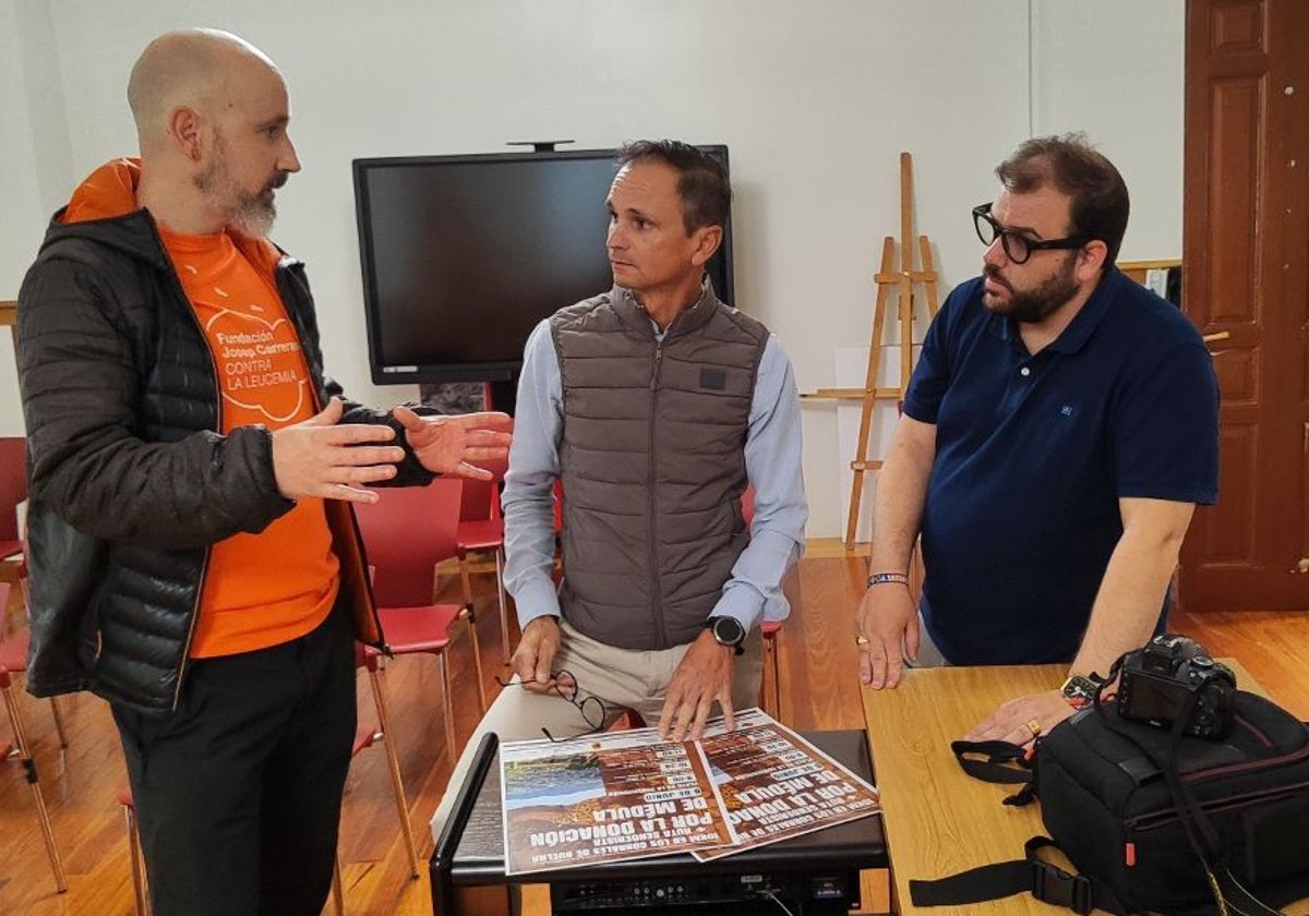 Carlos Tezanos, Javier Conde y Alfredo Casanova, poniendo en común las características de la marcha.