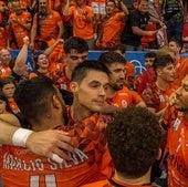 Celebración. Ángel Fernández y sus compañeros festejan el tercer puesto, que les devuelve a Europa
