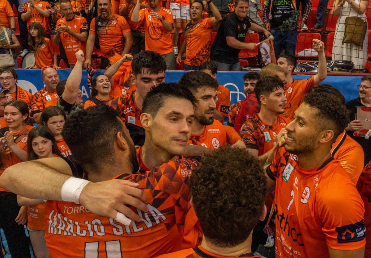 Celebración. Ángel Fernández y sus compañeros festejan el tercer puesto, que les devuelve a Europa