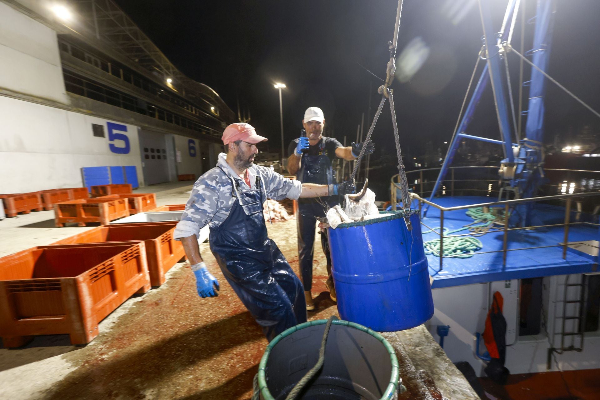 Pescadores del Gure Itxaropena sacan las piezas de las bodegas de la embarcación.