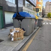 Las cajas aparecieron junto al contenedor de cartón de la calle Isabel II, frente al Ayuntamiento, y contenían miles de folios con nombres y DNI.