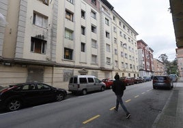 Un vecino cruza la calle en la calle Marqueses de Valdecilla y Pelayo, donde se construirán doce pisos de alquiler asequible.