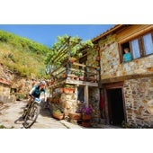 Uno de los participantes en la Maratón BTT Camino Lebaniego pasa por Maredes camino de la meta en Potes