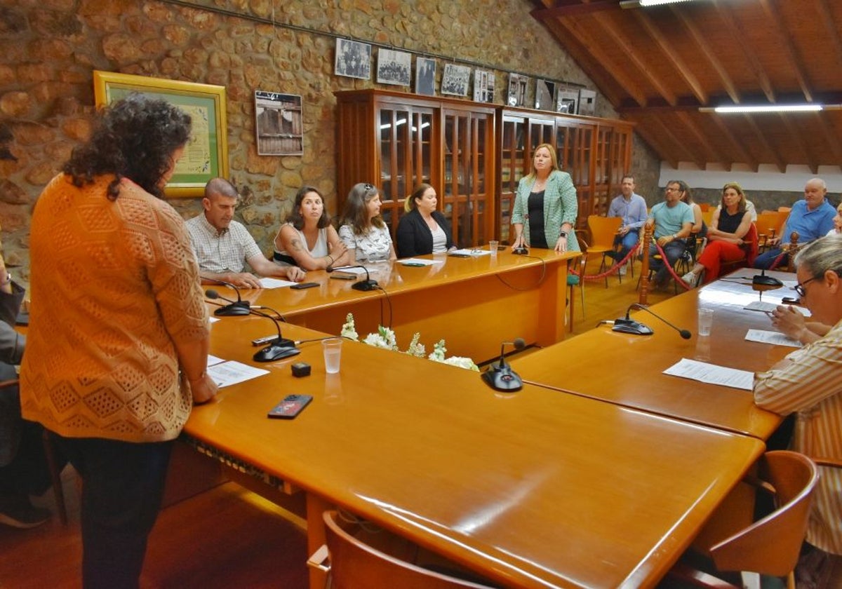La alcaldesa de Cartes tomó promesa de su cargo a la nueva edil regionalista.