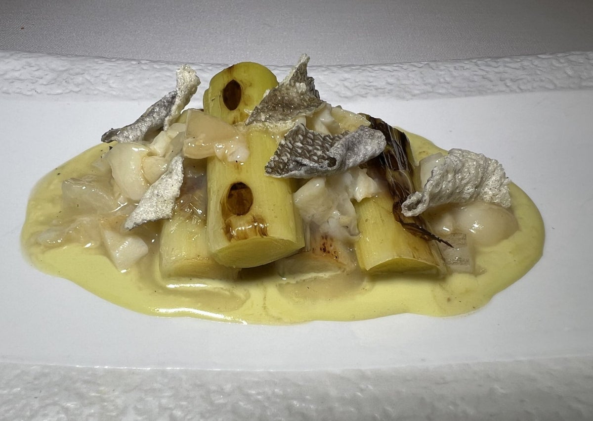 Imagen secundaria 1 - Ajoblanco, quisquilla y ajo negro; alcachofa, codium y berberechos y tartaleta de lima limón.
