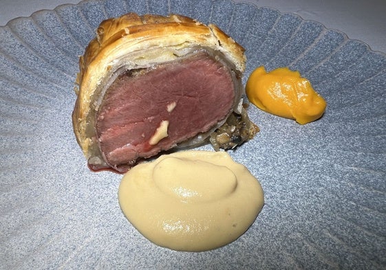 Wellington de presa ibérica (en hojaldre) con puré de cebolla y de boniato.