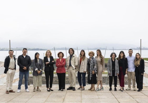 De izquierda a derecha: Antonio Comas, Manuel de Diego Pardo, Eva Guillermina Fernández, Lucía Marín, Carmen Romeu, Milagros Martín, Ana San Martín, Elena Ramos, Paula Sumillera, Eloy de la Fuente y Cristina Cubas, en la presentación de la zarzuela.