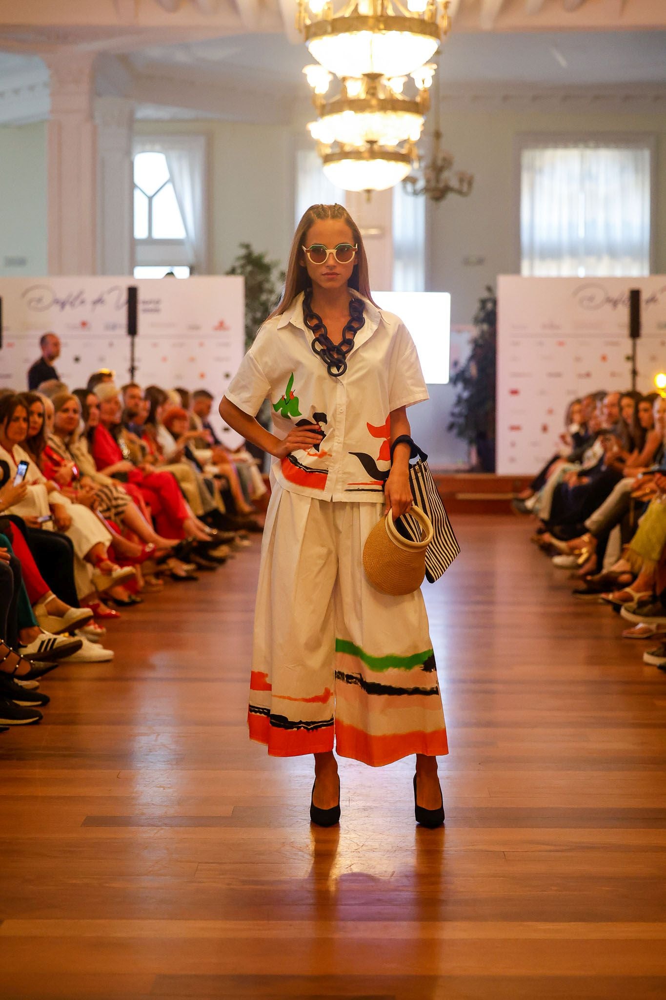 María Pardo con un look de By Santamaría.