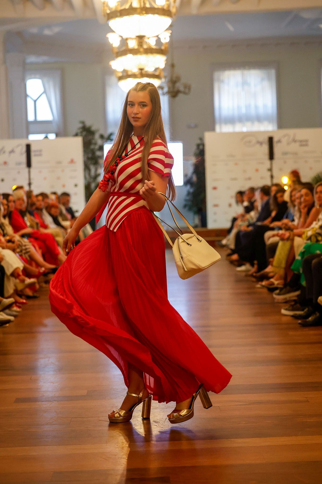 Carlota Vuelta con un outfit de By Santamaría.