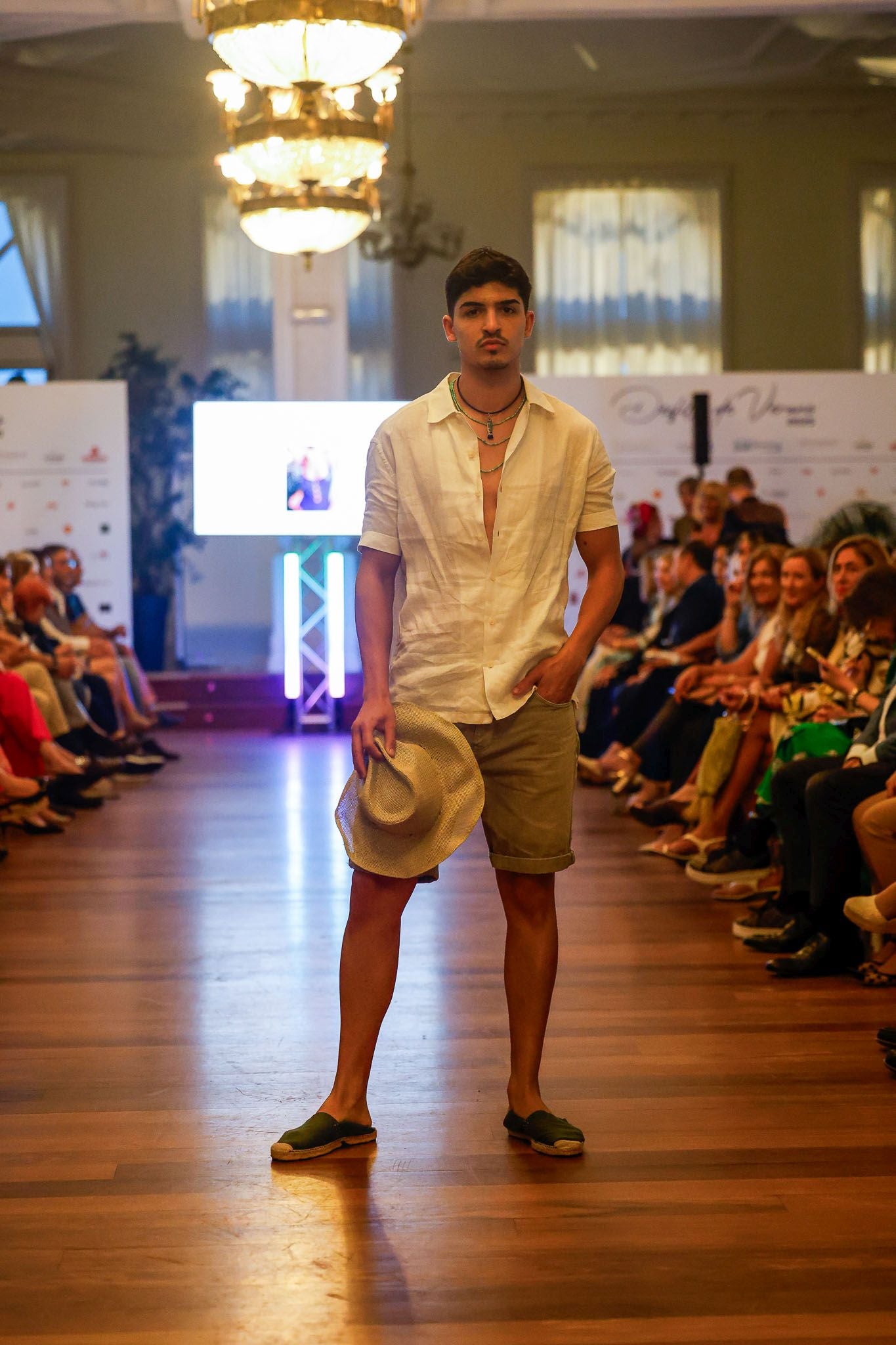 Jerson Gabarri con look de Ozeana, la tienda de segunda mano de la calle Cádiz.