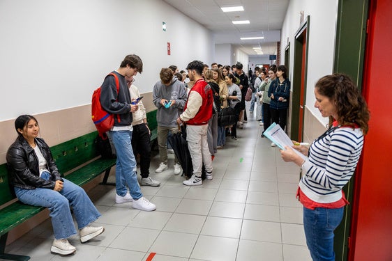 Llamamiento a las puertas del aula 11 de la Facultad de Derecho, donde se ha examinado parte del alumnado