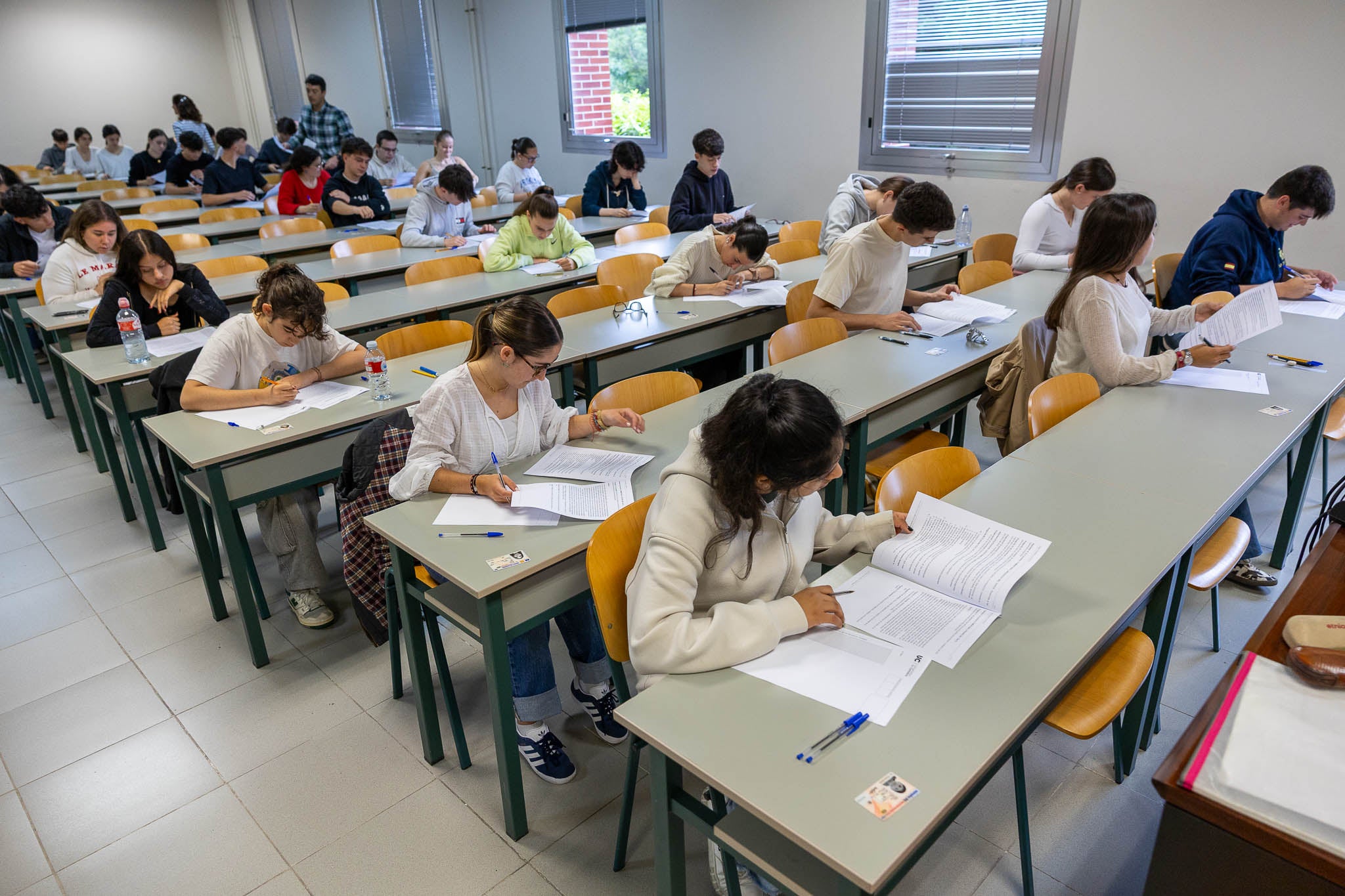 El examen de Lengua Castellana y Literatura, ha empezado a las 09.30 horas en las catorce sedes de la PAU en Cantabria. En la imagen, inicio de la prueba en la Facultad de Derecho.