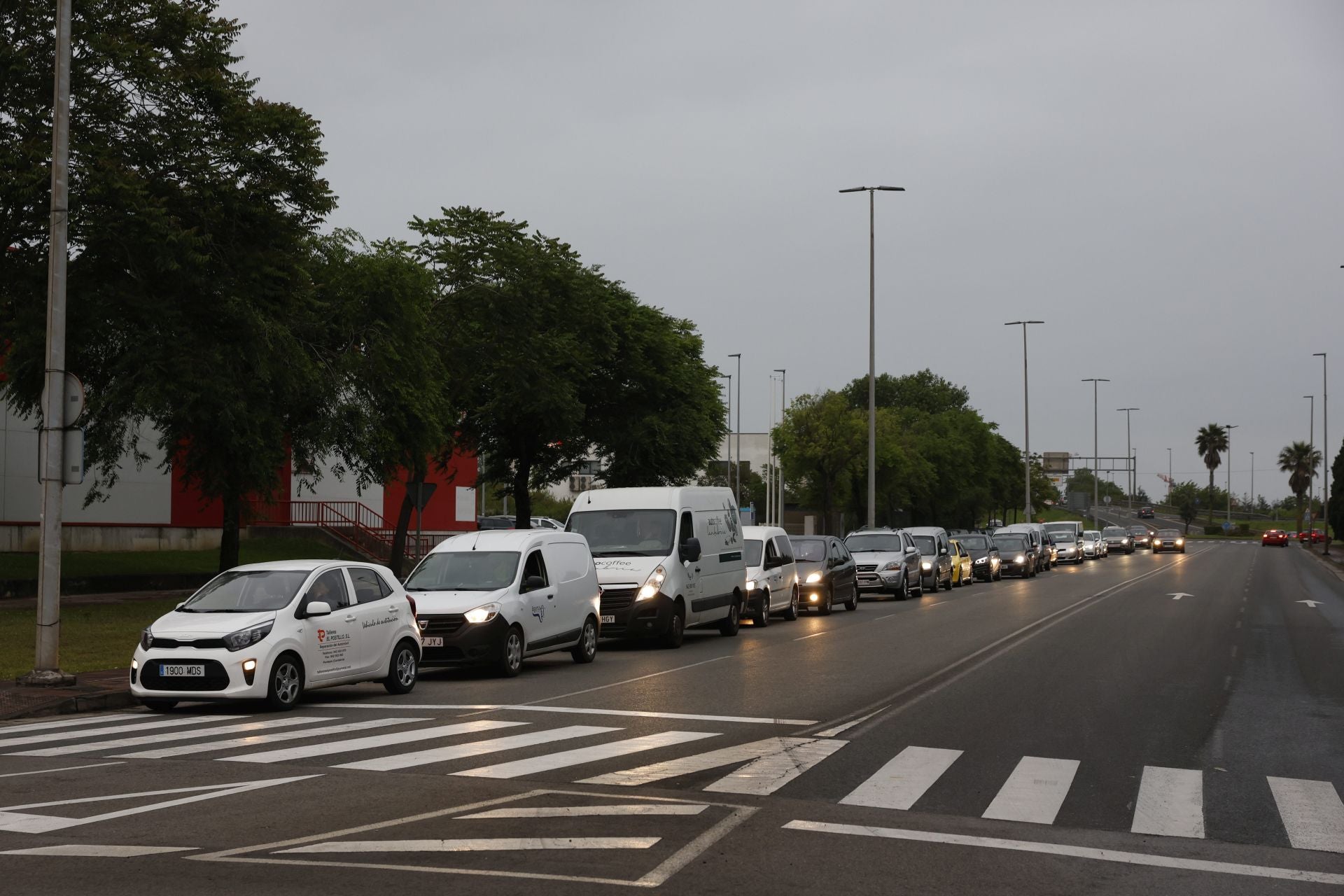 Atasco producido en Nueva Montaña debido a las dificultades para entrar en la fábrica de GSW.