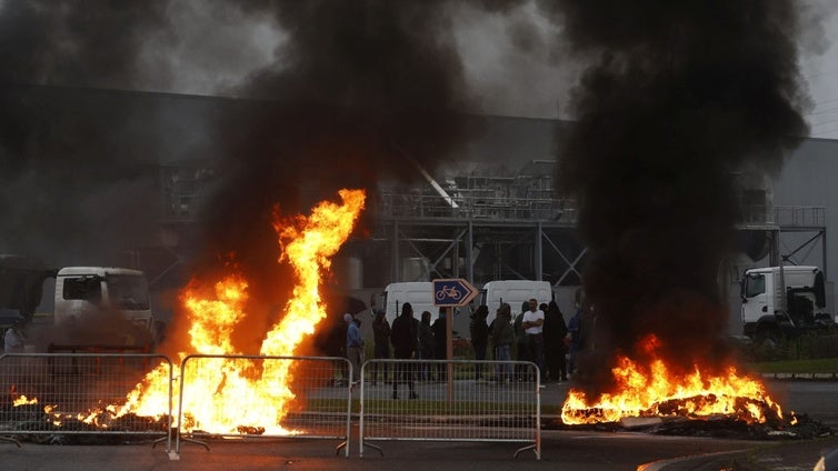 Barricada en el polígono de Guarnizo formada este martes por los manifestantes.