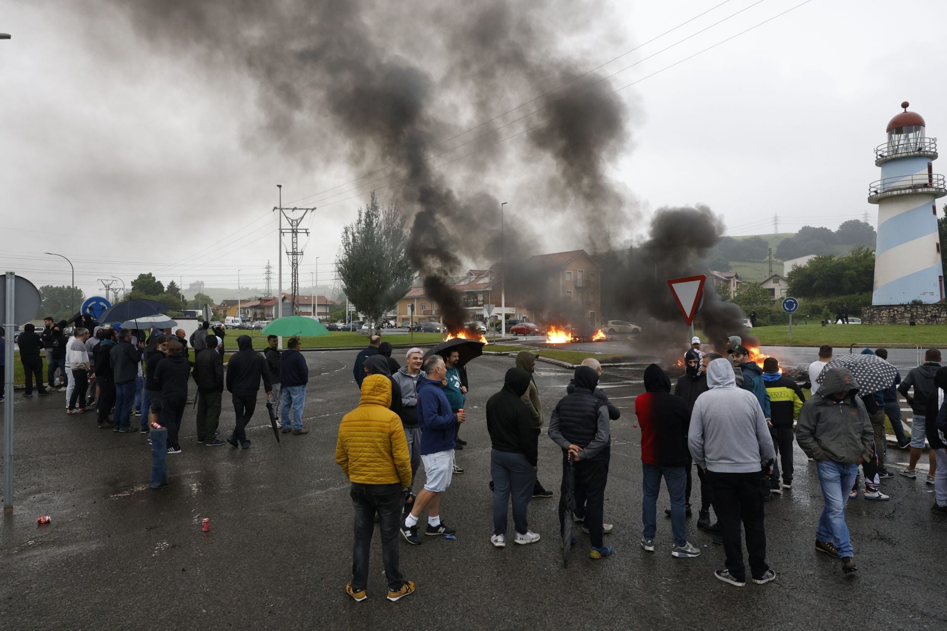 Columnas de humo de las hogueras encendidas por los trabajadores junto al Faro de Guarnizo.