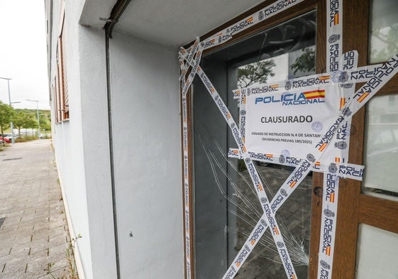 Imagen de uno de los pisos clausurados ayer en Vitoria.