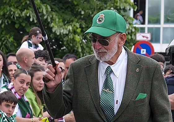 Mauricio Gómez saluda a la afición el pasado domingo.