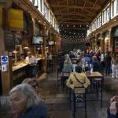 El Mercado del Este, en pleno centro de Santander, ayer, con los negocios de hostelería llenos.