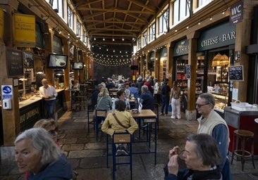El Mercado del Este, en pleno centro de Santander, ayer, con los negocios de hostelería llenos.