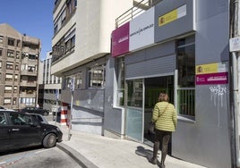 Una mujer accede a una Oficina de Empleo de Cantabria.