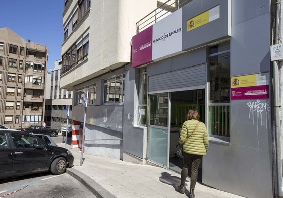 Una mujer accede a una Oficina de Empleo de Cantabria.