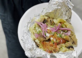 La patata rellena, ya emplatada y con un aspecto de lo más apetecible.