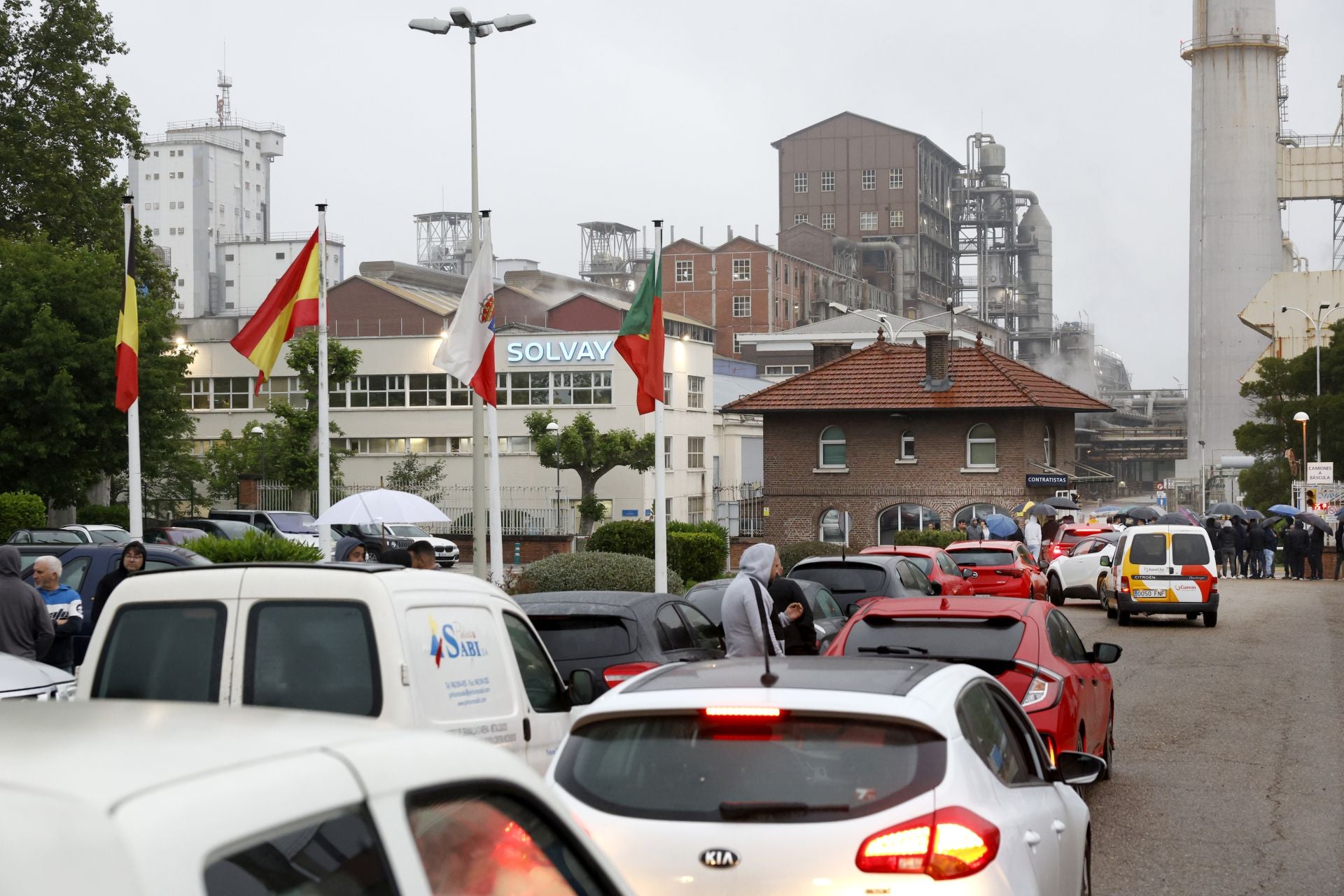 Atasco para acceder a la fábrica de Solvay de barreda a causa de la manifestación.