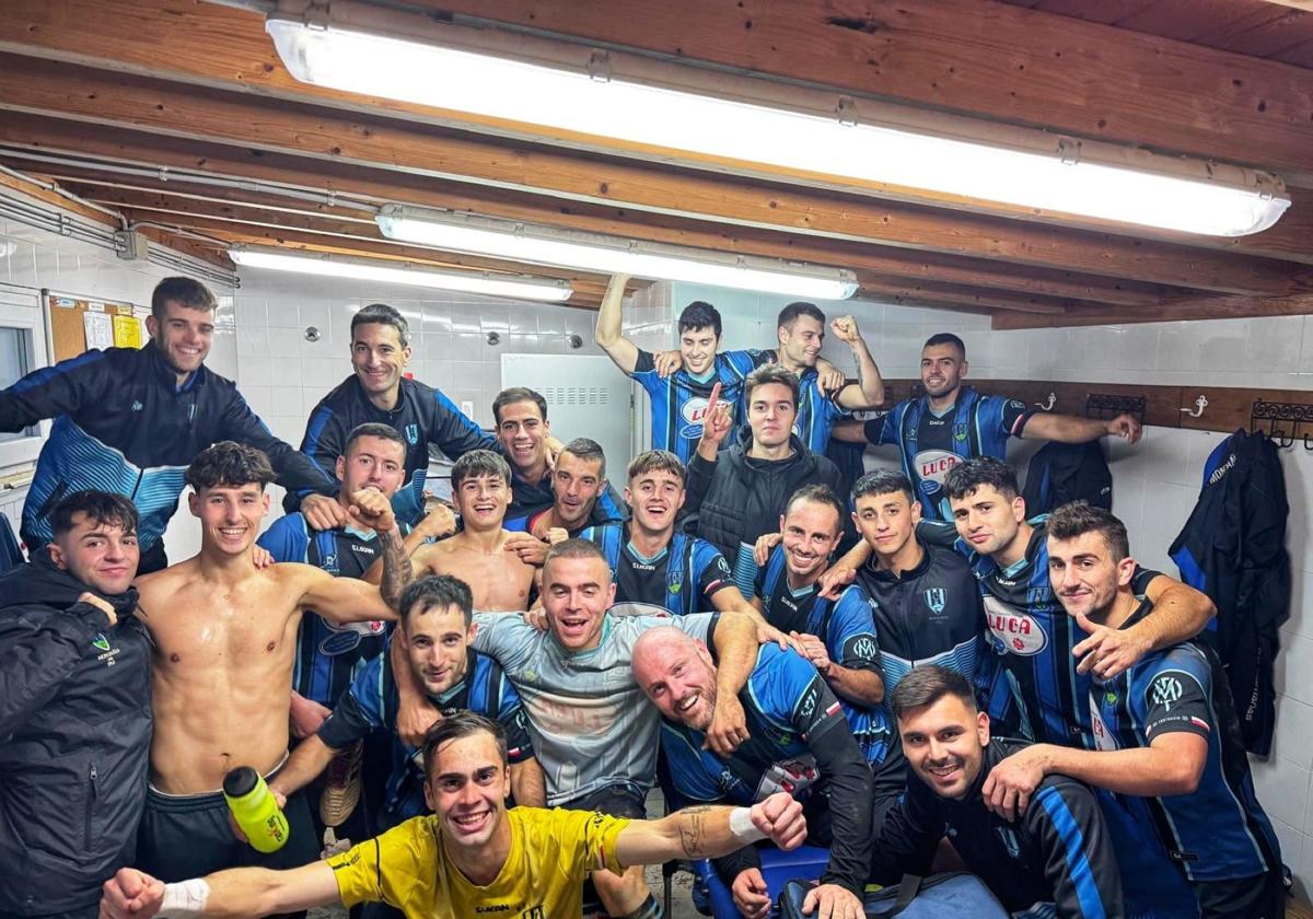 Éxito. La plantilla del Montañas del Pascelebra su ascenso a Tercera RFEF.
