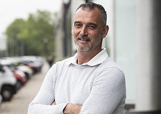 Borja Lavín posa en las inmediaciones de El Diario Montañés.