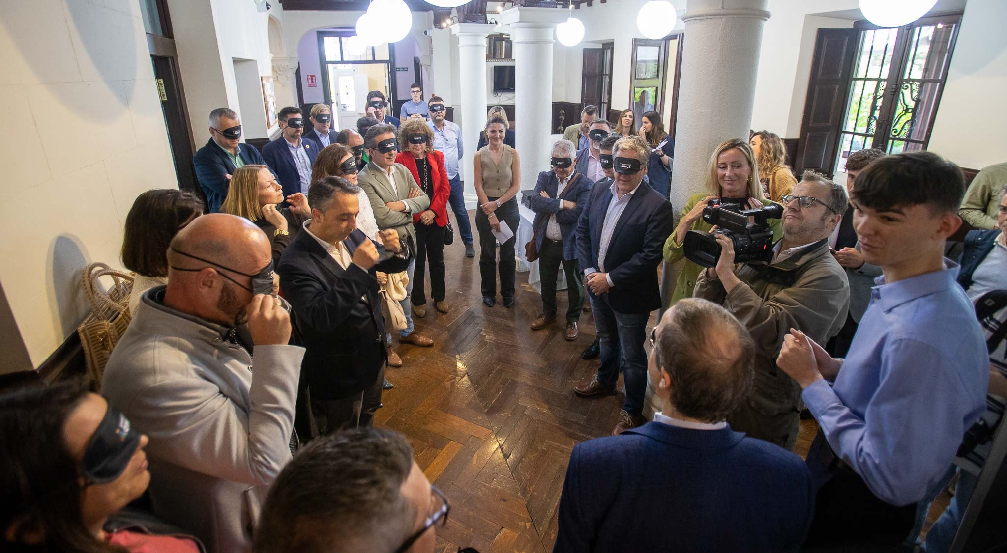 Los participantes fueron citados en el hall de Las Carolinas donde, después de explicarles lo que iban a vivir, se pusieron los antifaces y entraron al salón del desayuno con los ojos tapados acompañados de un técnico de la ONCE.
